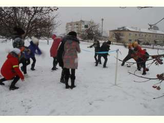 Веселые забавы для ребят прошли сегодня на открытой площадке Бехтеевского ЦКР в виде игровой программы «Морозные снежки»